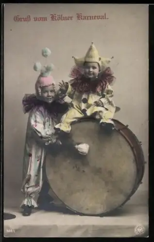 AK Köln, Zwei Kinder in Kostümen mit einer Trommel