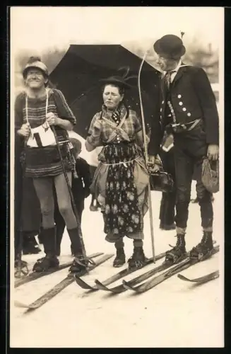 Foto-AK Drei Skifahrer in Kostümen