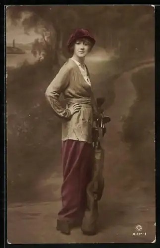 Foto-AK Rotary Photo N. 517-1: Frau mit Golfschlägern im Atelier