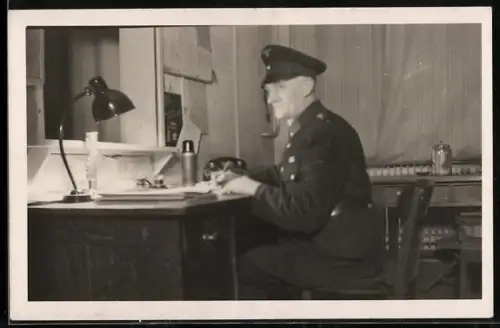 Foto-AK Post-Beamter am Schreibtisch