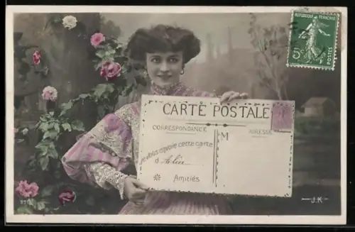 AK Hübsche Dame hält eine grosse Postkarte