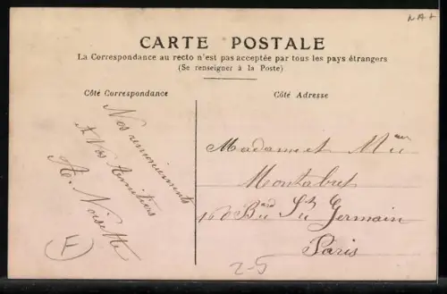 AK Hübsche Dame hält eine grosse Postkarte