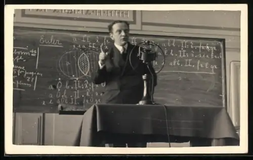 Foto-AK Mann spricht in ein Mikrofon