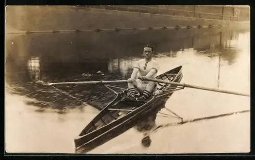 Foto-AK Mann in einem Ruderboot