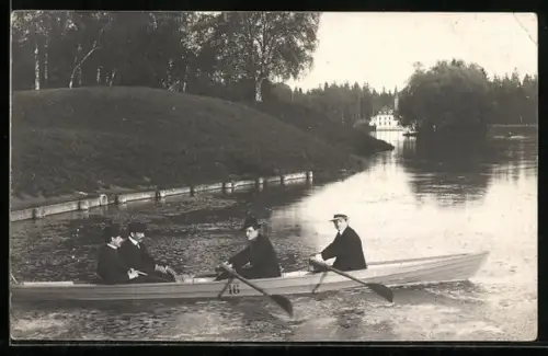 Foto-AK Vier Männer in einem Ruderboot