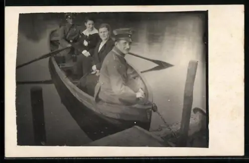 Foto-AK Soldaten und Damen beim rudern