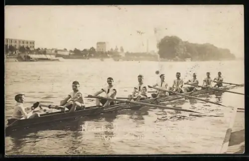 Foto-AK Achter-Ruderboot auf einem Fluss