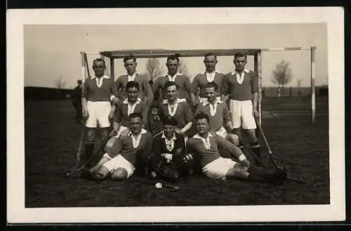 Foto-AK Feldhockey-Mannschaft vor einem Tor