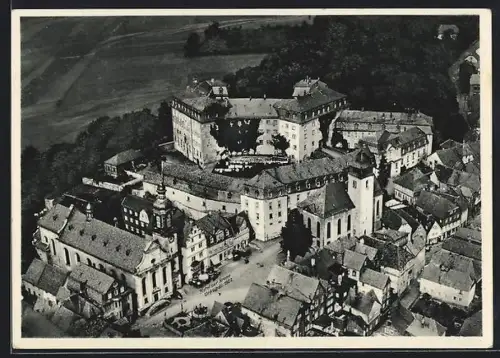AK Hachenburg i. Westerwald, Schloss und Hotel zur Krone - Fliegeraufnahme