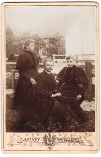 Fotografie unbekannter Fotograf, Ansicht Wangerooge, Haus in der Robbenstrassemit Herr Tjar Engelhard Hanken und Familie