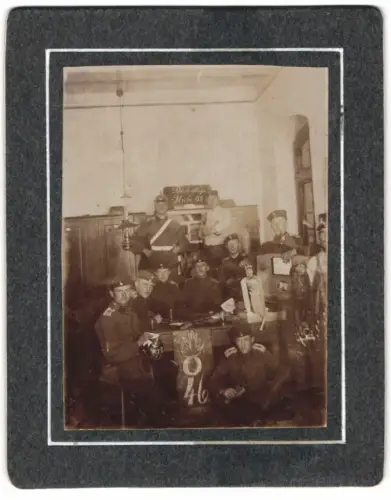 Fotografie Soldaten des Artillerie Rgt. 46 in ihrer Stube Die lustige Stube 52, Pickelhaube putzen, Soldatenleben