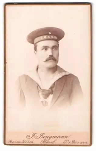 Fotografie J. Jungmann, Baden-Baden, Matrose in Uniform mit Mützenband S.M.S. Mars