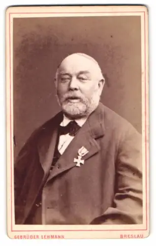 Fotografie Gebrüder Lehmann, Breslau, älterer Herr M. Sosta im Anzug mit Miniaturorden am Revers, 1875