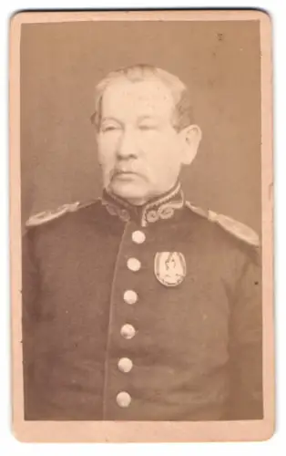 Fotografie Wilh. Rittner, Mühlberg a. E., älterer Offizier in Uniform mit Orden an der Brust