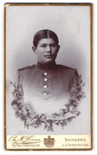 Fotografie Ch. M. Bauer, Bamberg, junger Soldat Vitus Flach in Uniform Rgt. 5, im Passepartout mit Portrait Ludwig III.