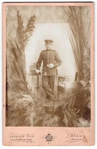 Fotografie Leopold God, Amberg, junger Soldat Hans Flach in Uniform, im Passepartout