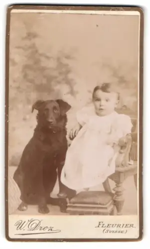 Fotografie W. Droz, Fleurier, kleines Kind mit grossem schwarzen Hund