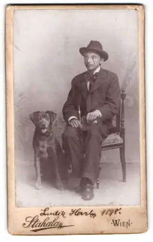 Fotografie Stahala, Wien, junger Mann im Anzug nebst seinem Hund, 1898