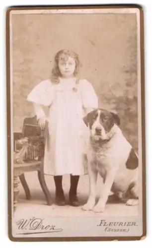 Fotografie W. Droz, Fleurier, junges Mädchen mit ihrem brusthohen Hund