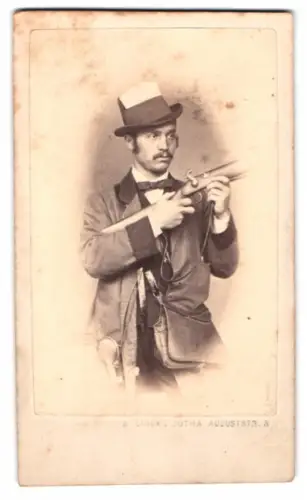 Fotografie A. Linde, Gotha, Herr Eberhardt als Schütze mit Gewehr und Zettel am Hut