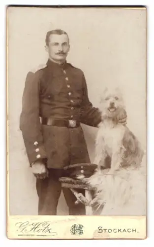 Fotografie G. Hotz, Stockach, Soldat in Uniform mit seinem Diensthund