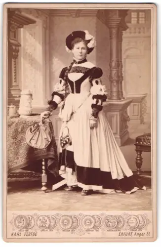 Fotografie Karl Festge, Erfurt, junge Schauespielerin im Bühnenkostüm mit langem geflochtenen Zopf