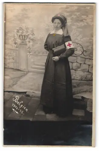 Fotografie junge Rot-Kreuz Krankenschwester mit Armbinde im Weltkrieg 1914-15 in Belgien