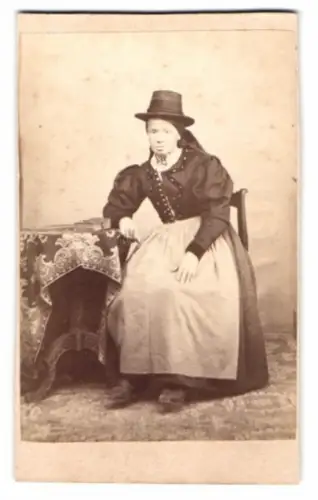 Fotografie M. Walch, Berchtesgaden, Dame in Tracht mit Hut und Schürze