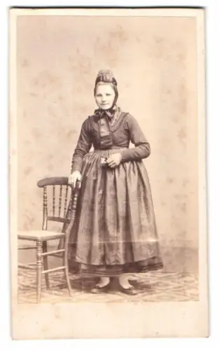 Fotografie junge Frau in Hessischer Tracht, frühe Aufnahme