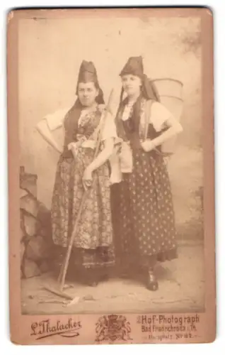 Fotografie L. Thalacker, Bad Friedrichroda, zwei junge Frauen in Tracht mit Kiepe und Harke