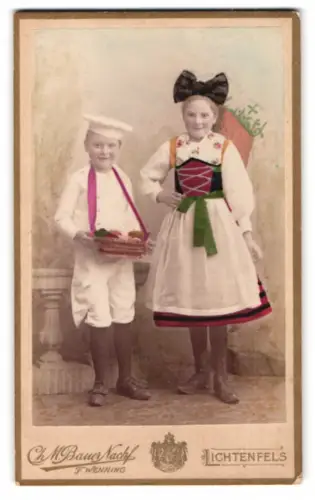Fotografie Ch. M. Bauer, Lichtenfels, junger Knabe als Bäcker und Mädchen in Tracht mit Kiepe, Handkoloriert