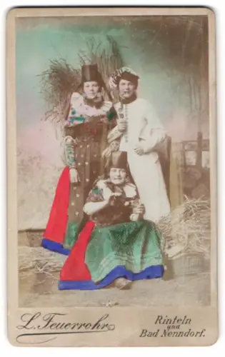 Fotografie L. Feuerrohr, Rinteln, drei Damen in Tracht, Handkoloriert