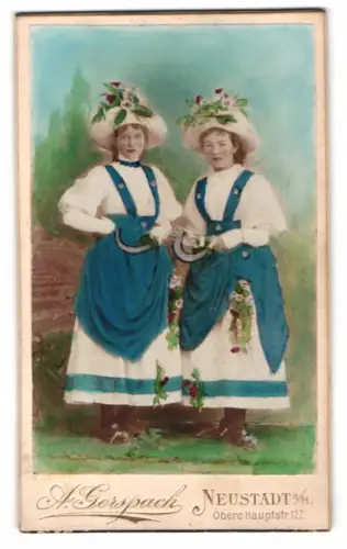 Fotografie A. Gerspach, Neustadt a. H., zwei junge Frauen in Tracht mit Sichel, Handkoloriert