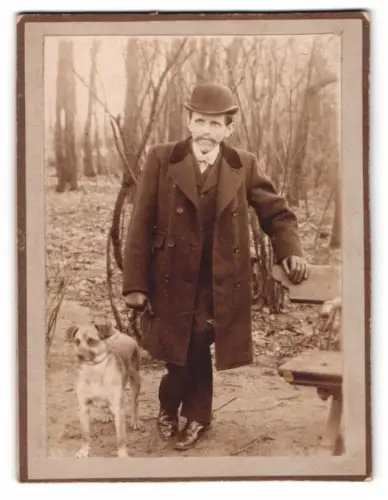 Fotografie Mann im Anzug mit Melone und seinem Hund an der Leine