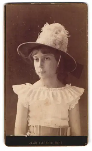 Fotografie Jean Lacroix, Geneve, junges Mädchen im weissen Kleid mit hohem Hut