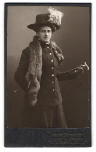 Fotografie Ateleir Zimmermann, Freudenstadt, junge Frau im Winterkleid mit Pelzschal und Flanierstock