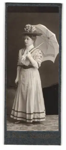 Fotografie H. Werner, Schussenried, junge Dame im Sommerkleid mit aufgespanntem Schirm