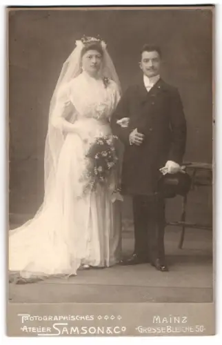 Fotografie Samson & Co., Mainz, junges Brautpaar im Hochzeitskleid und Anzug mit Zylinder
