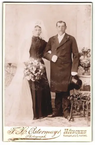 Fotografie F. X. Ostermayr, München, Ehepaar im schwarzen Brautkleid und Anzug am Hochzeitstag