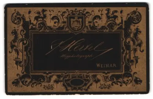 Fotografie F. Hertel, Weimar, Fotografen Name auf schwarzem Grund mit Jugendstil Umrandung