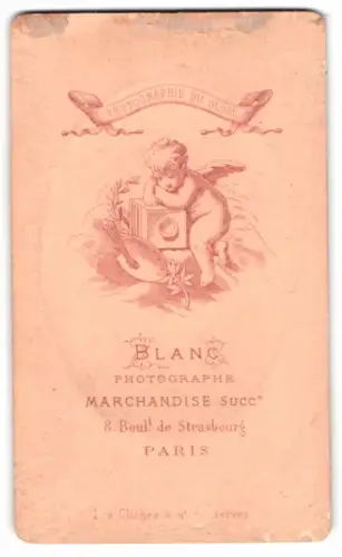 Fotografie Marchandise Succ., Paris, Engel schläft auf einer Plattenkamera