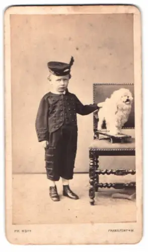 Fotografie Philipp Hoff, Frankfurt / Main, junger Knabe mit Stoffhund auf Rollen