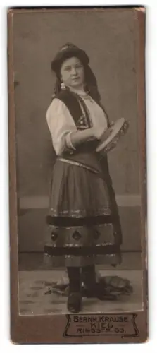 Fotografie Bernh. Krause, Kiel, junge Frau als Vagabundin mit Tamburin zum Fasching