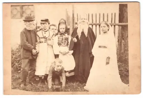 Fotografie A. Baur, Augsburg, sechs Kinder zum Fasching in Tracht, als König & Prinzessin und als älteres Paar