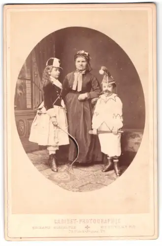 Fotografie Eduard Schultze, Heidelberg, Mutter mit ihren Kinder zum Fasching in Kostümen, Harlekin und Reiterin