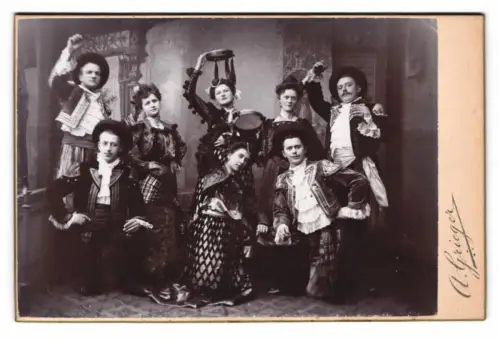 Fotografie A. Grieger, Berlin, illustre Faschingstruppe in Kostümen als Tamburin Gruppe
