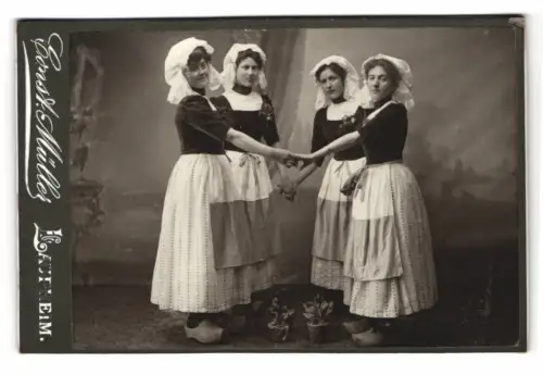 Fotografie Const. Müller, Laupheim, vier junge Damen zum Fasching in Niederländischer Tracht mit Holzclogs