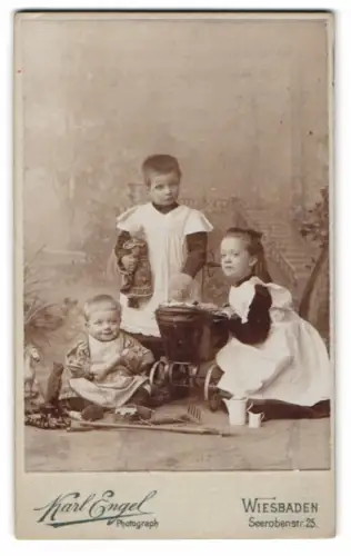 Fotografie Karl Engel, Wiesbaden, drei kleine Kinder mit Puppenwagen und Tanzbär Spieldose, Spielzeug