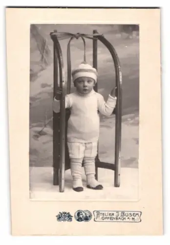 Fotografie J. Busch, Offenbach a. M., niedlicher Knabe mit grossem Schlitten