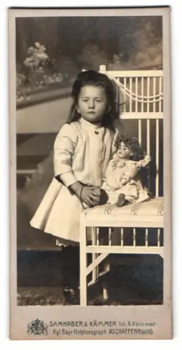 Fotografie Samhaber & Kämmer, Aschaffenburg, junges Mädchen Martha mit ihrer Puppe auf dem Stuhl